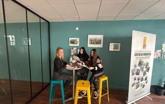 Étudiants assis ensemble, étudiant et partageant un moment à G5 Formation Albertville